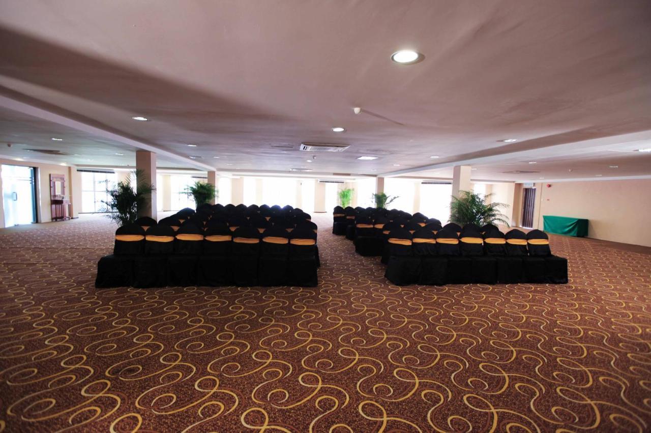 โลตัส เดซารุ บีช รีสอร์ต แอนด์ สปา Hotel Bandar Penawar ภายนอก รูปภาพ